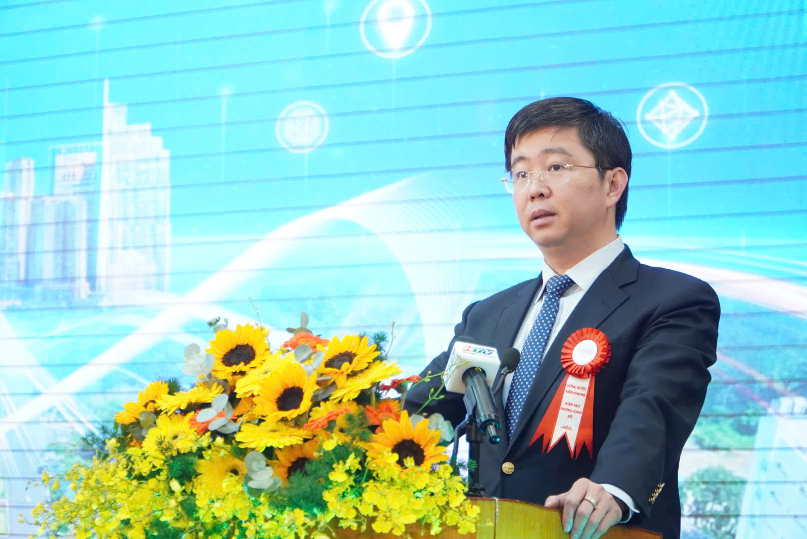 Chủ tịch UBND TPHCM giao 3 "đơn đặt hàng" lớn cho Công viên phần mềm Quang Trung   - Ảnh 2.