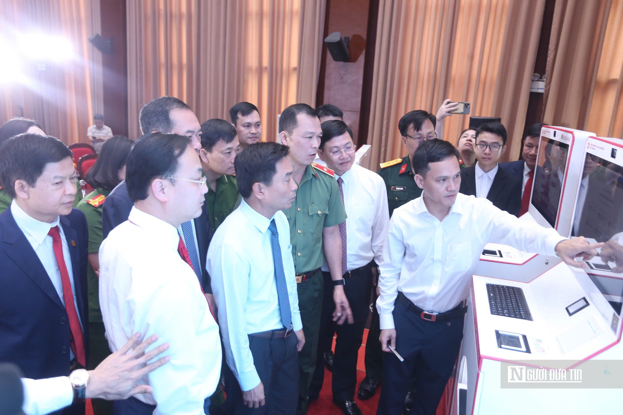 Ứng dụng công nghệ số - Kiosk thông minh cấp bản sao điện tử cho người dân- Ảnh 2.