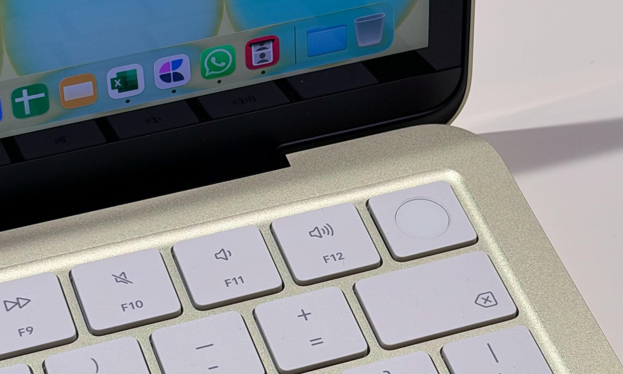 Khủng hoảng RAM toàn cầu bất ngờ mở ra "cửa thắng" cho Apple, MacBook Neo có thể là quân bài chiến lược - Ảnh 1.